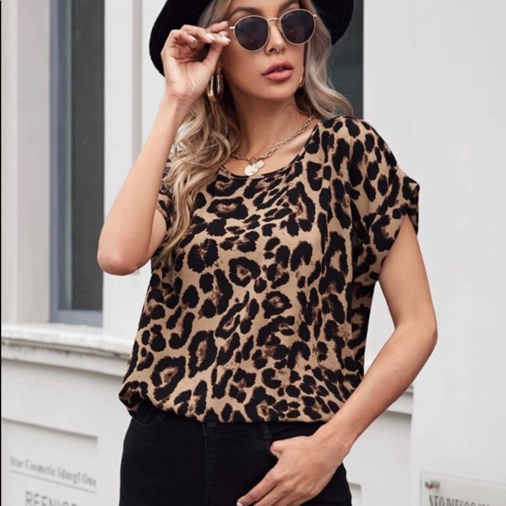 NWT Kara and Kate leopard print short sleeve blouse, size medium